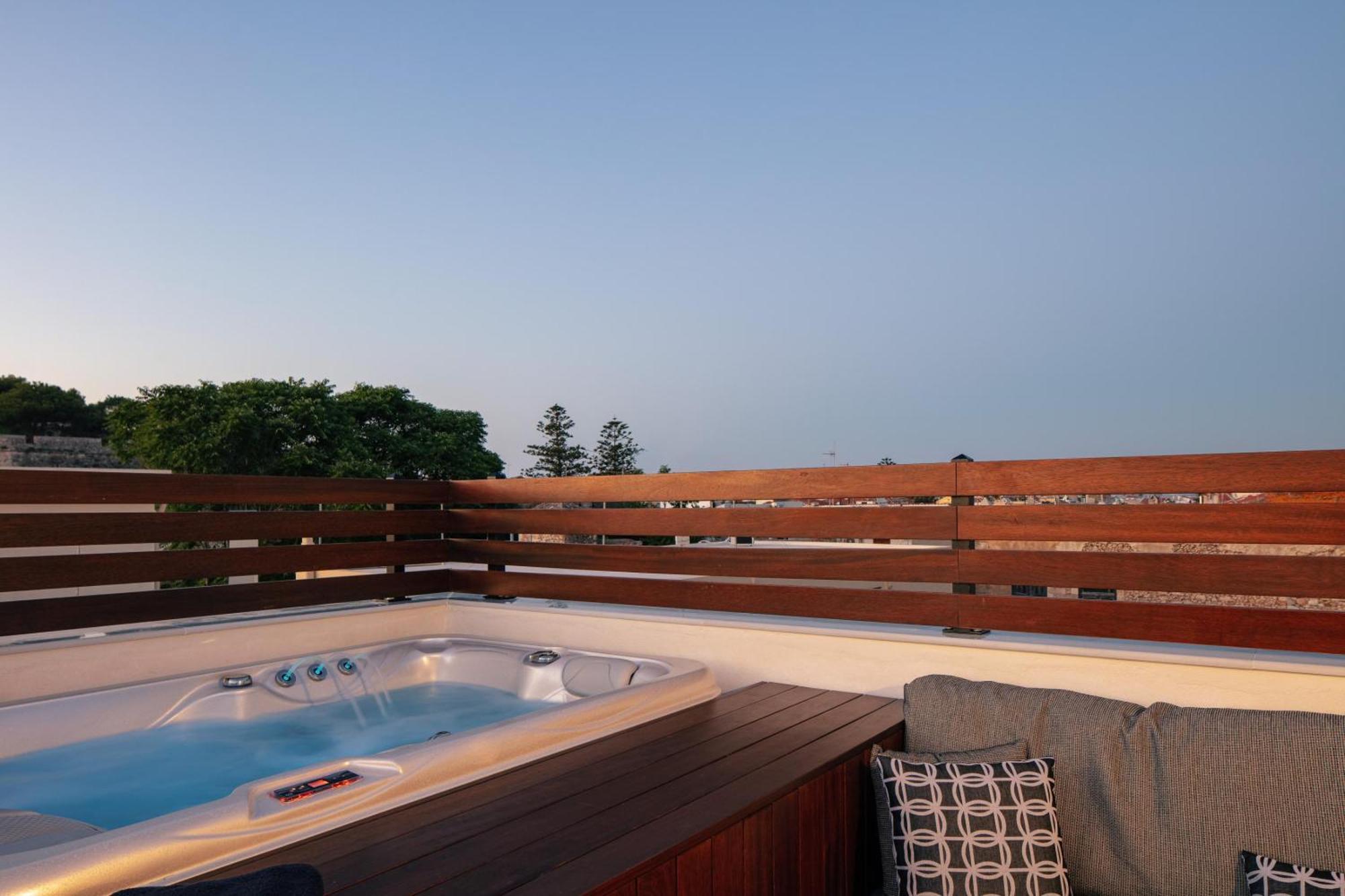 Le Bijou Luxury Upper Suite, roof garden with jacuzzi&unique views! Réthymnon Extérieur photo