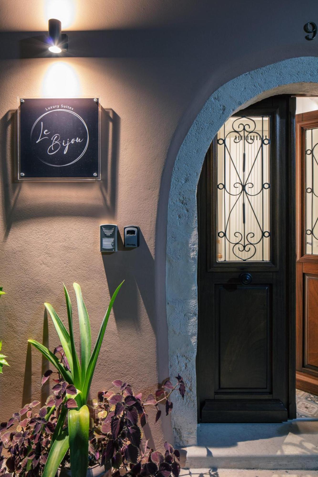 Le Bijou Luxury Upper Suite, roof garden with jacuzzi&unique views! Réthymnon Extérieur photo