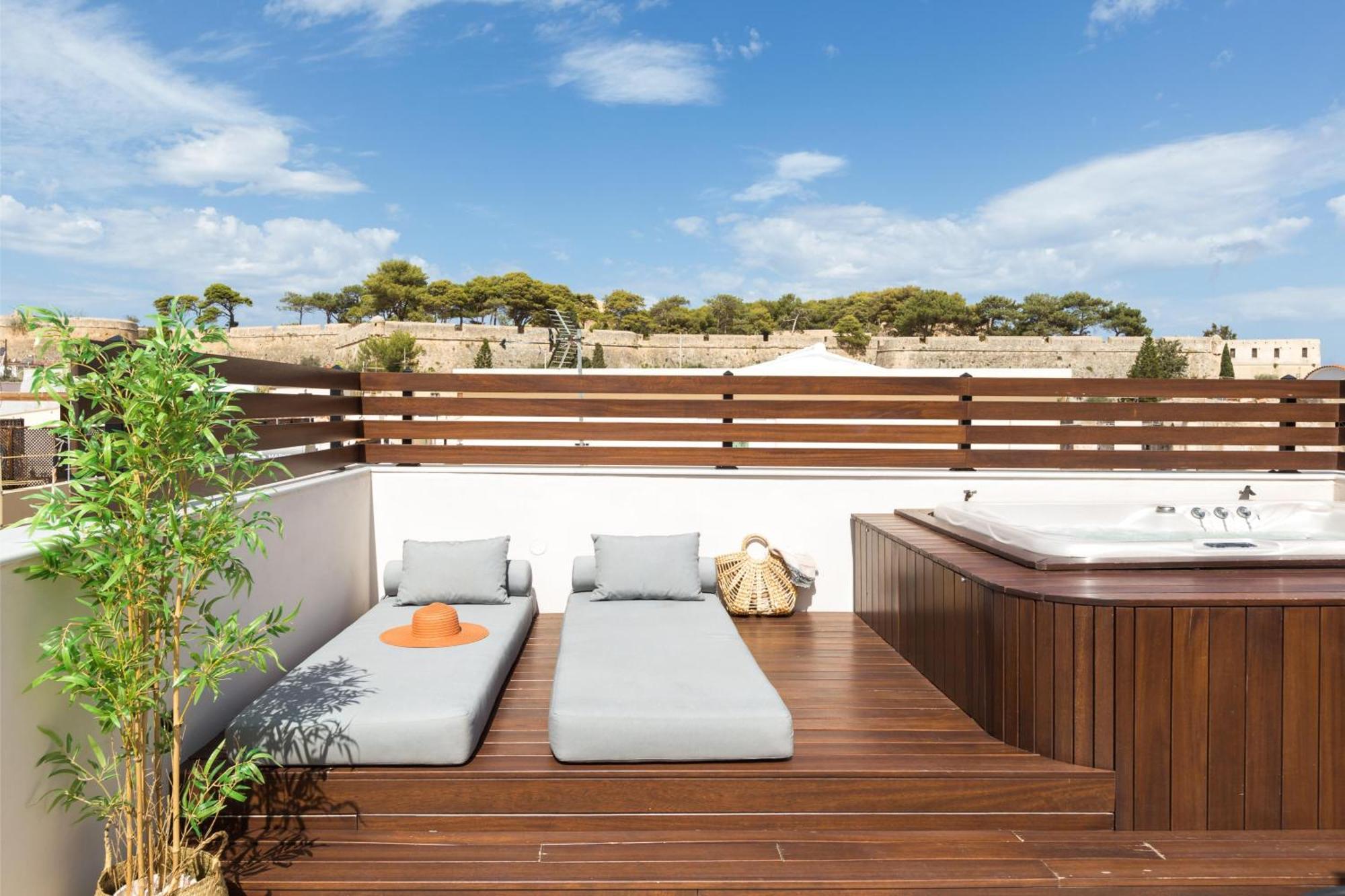 Le Bijou Luxury Upper Suite, roof garden with jacuzzi&unique views! Réthymnon Extérieur photo